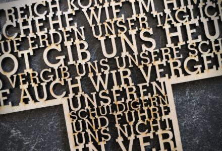 Kreuz mit Inschrift „Vater Unser“