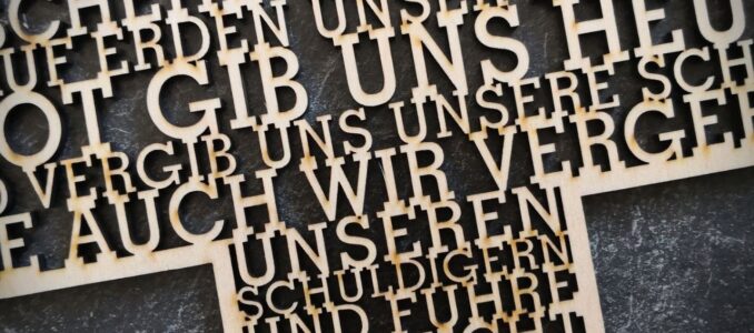 Kreuz mit Inschrift „Vater Unser“