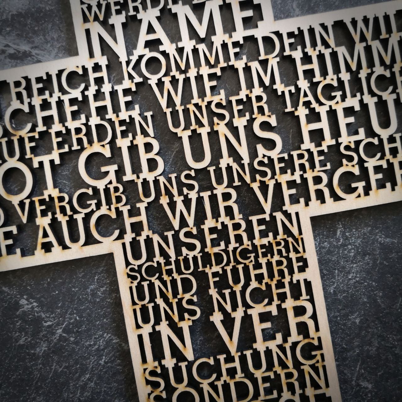 Kreuz mit Inschrift „Vater Unser“