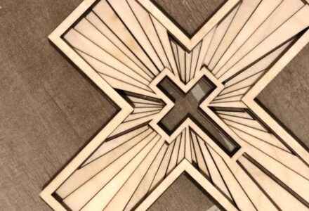 Mehrlagiges, plastisches Kreuz