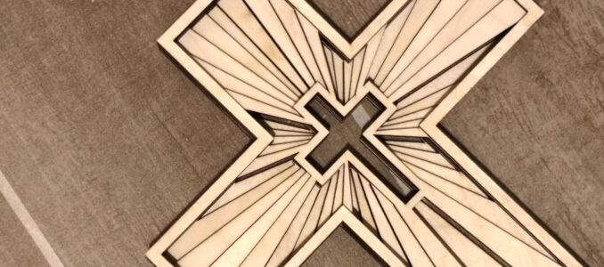 Mehrlagiges, plastisches Kreuz